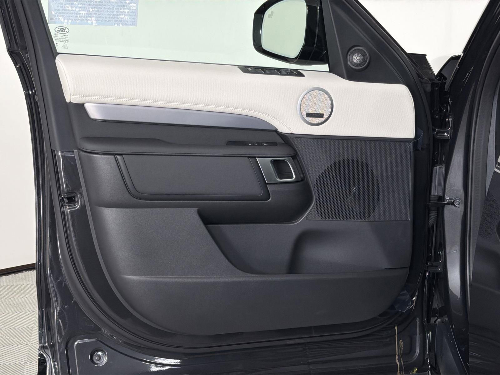 New 2026 Land Rover Discovery Limited Edition image 20