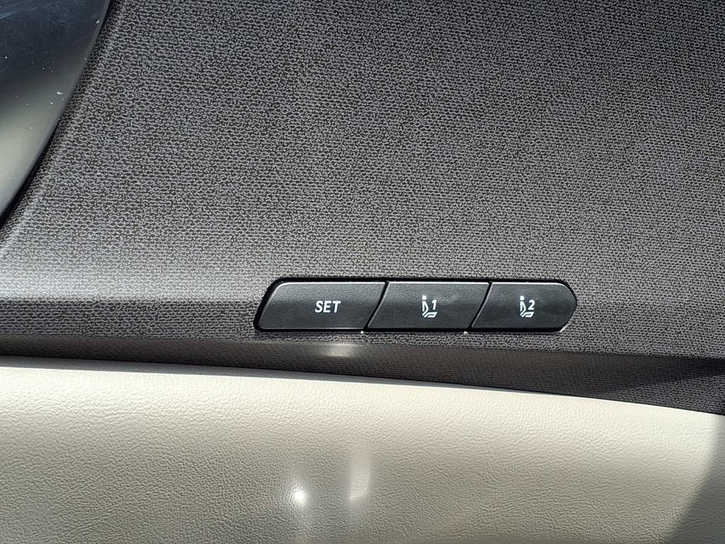 Used 2025 Kia Carnival EX FWD image 30