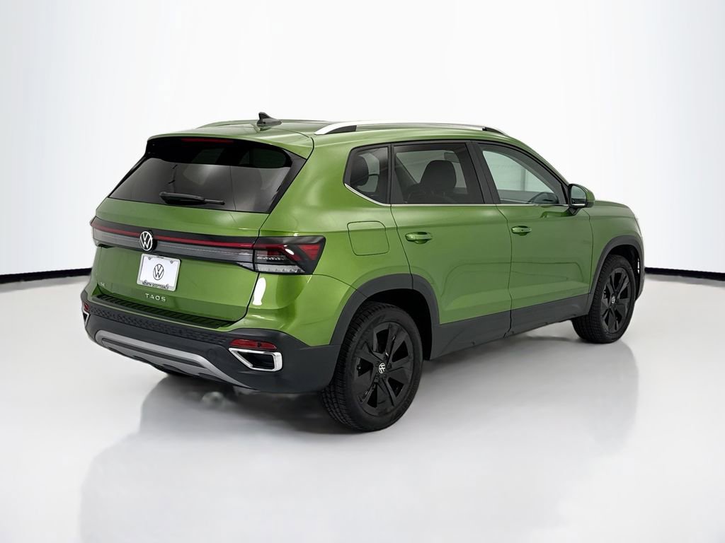 Used 2025 Volkswagen Taos SE w/ Panoramic Sunroof Package image 5