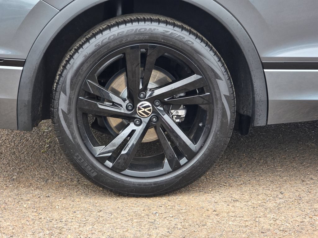 Used 2024 Volkswagen Tiguan SE R-Line FWD image 30