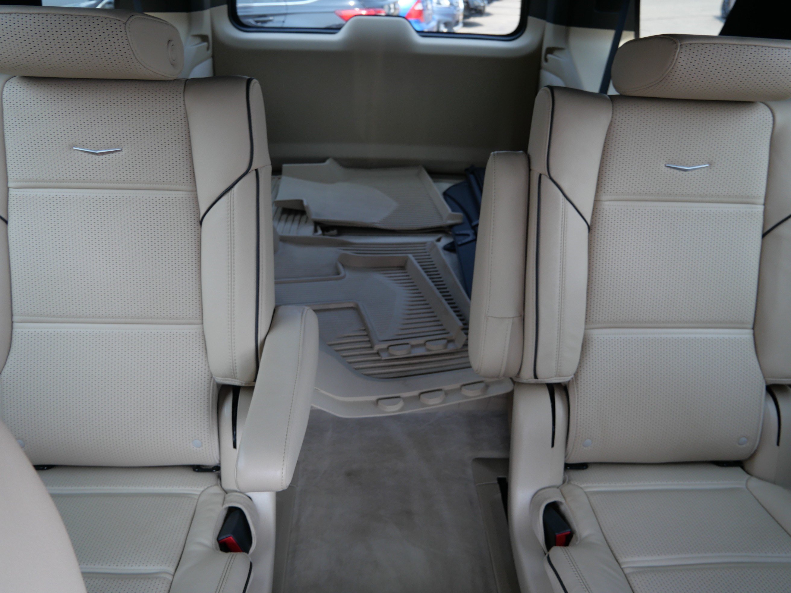 Used 2024 Cadillac Escalade Premium Luxury AWD/4WD image 13