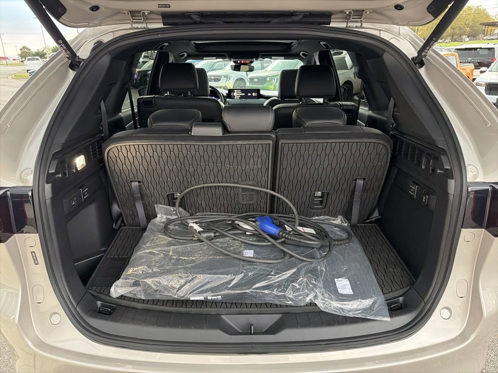 Used 2024 MAZDA CX-90 Plug-In Hybrid w/ Premium Plus image 17