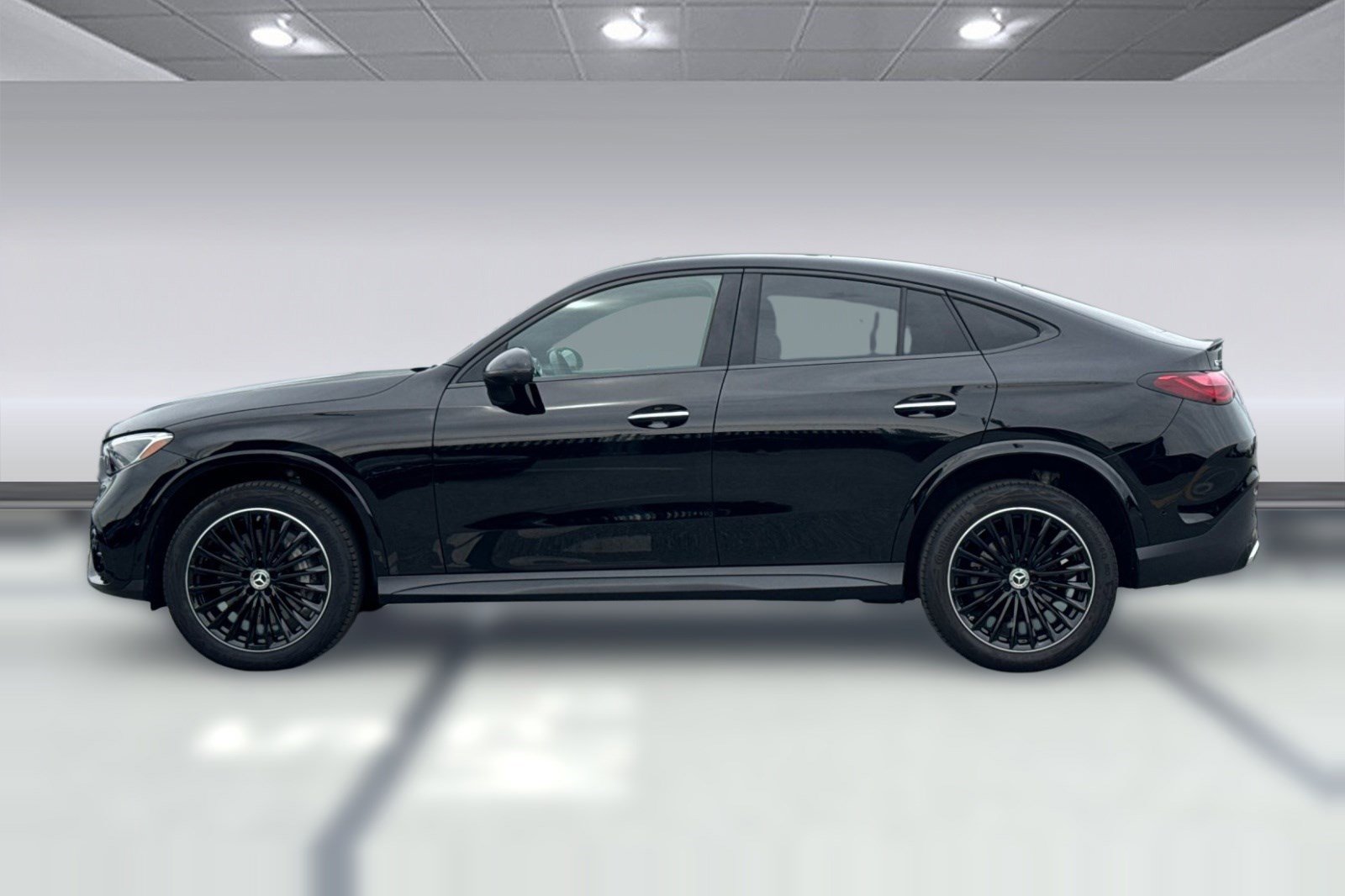 Used 2025 Mercedes-Benz GLC 300 4MATIC image 2