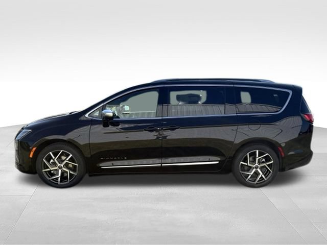 New 2027 Chrysler Pacifica Pinnacle w/ Theater Group FWD image 16
