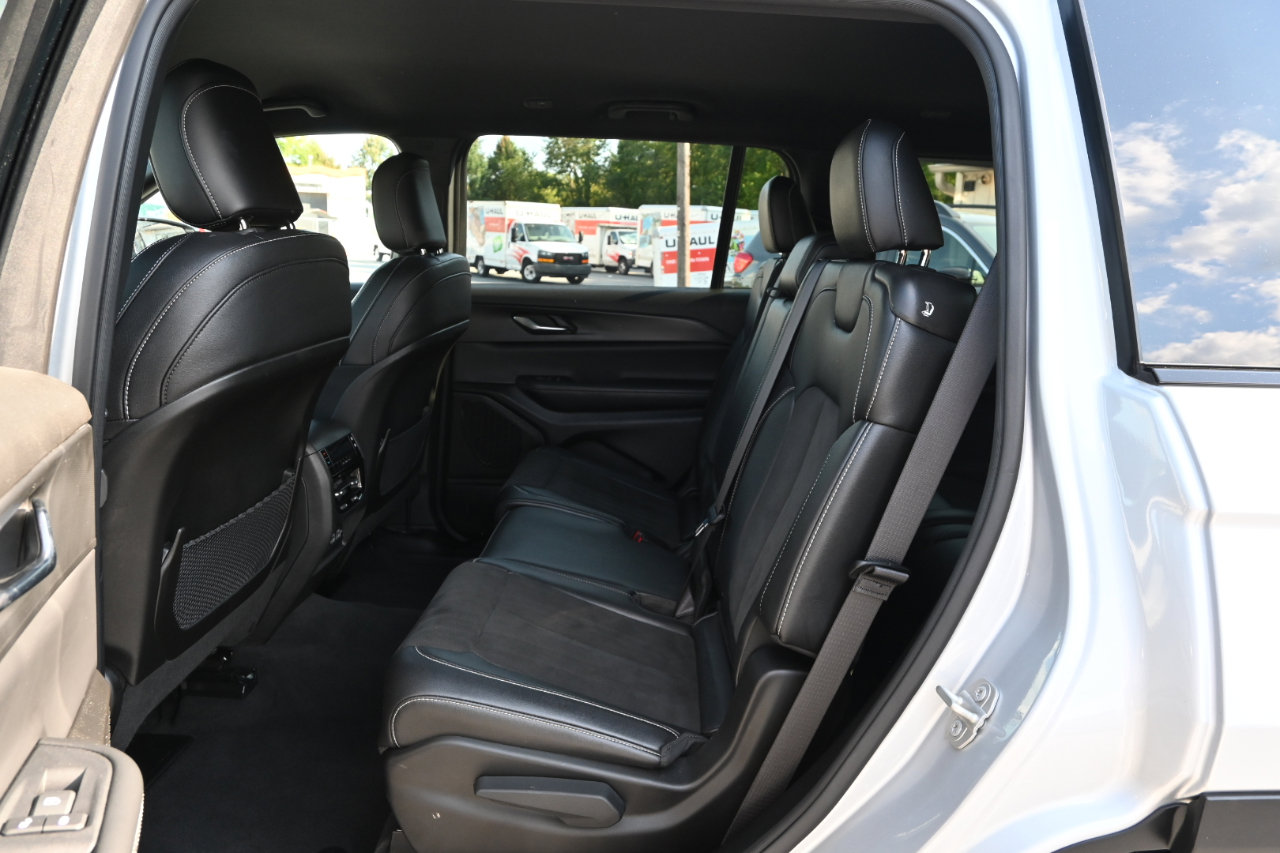 Used 2024 Jeep Grand Cherokee L Laredo image 20