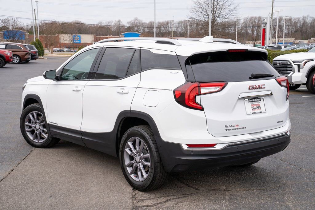 Used 2023 GMC Terrain SLT image 3