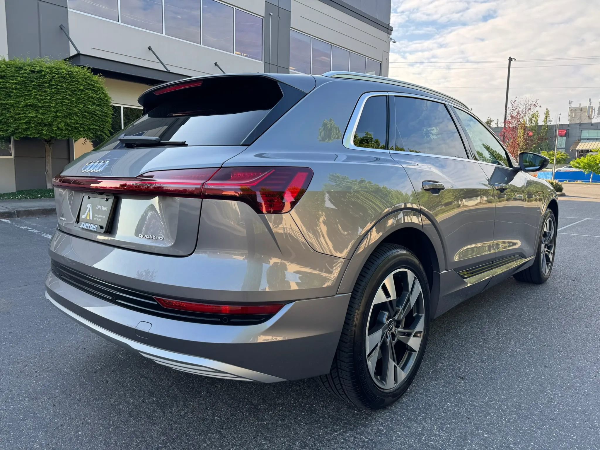Used 2022 Audi e-tron Premium AWD/4WD image 10