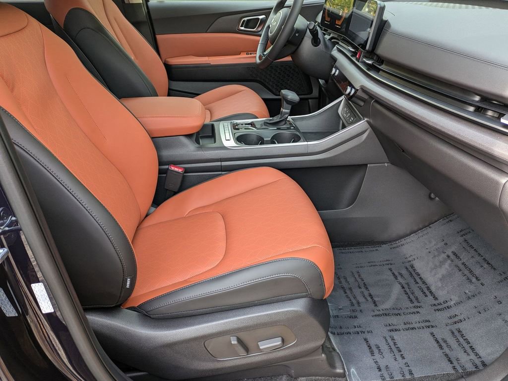 Used 2025 Kia Carnival EX image 24