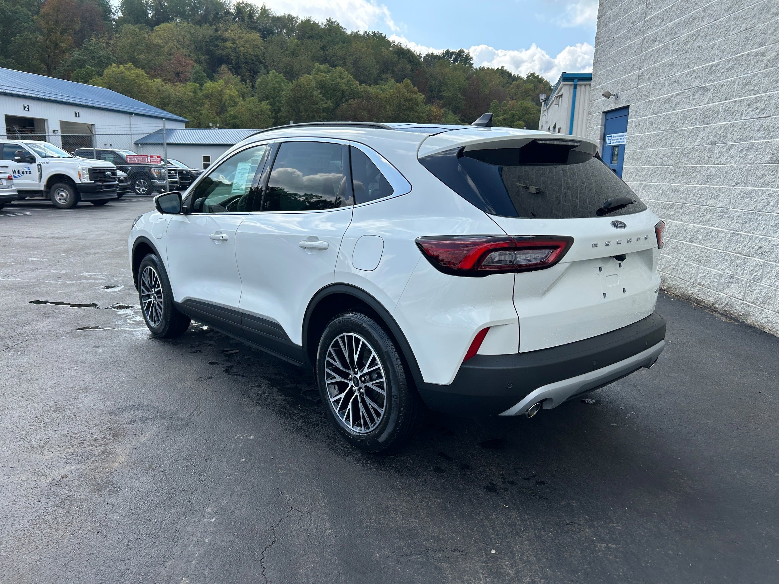 New 2025 Ford Escape SE w/ PHEV Premium Package FWD image 10