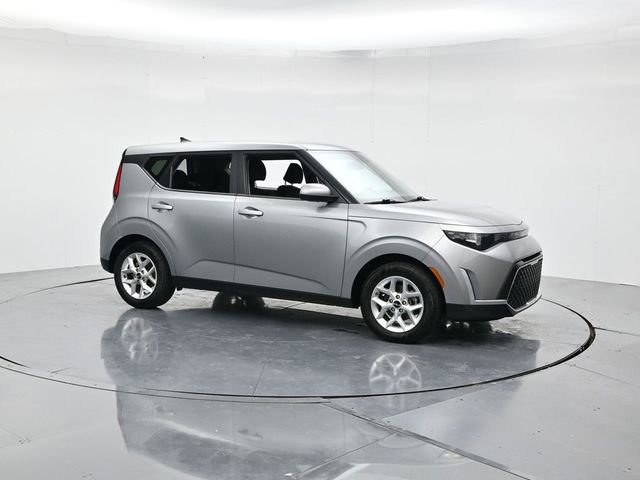 Used 2023 Kia Soul LX w/ LX Technology Package image 3