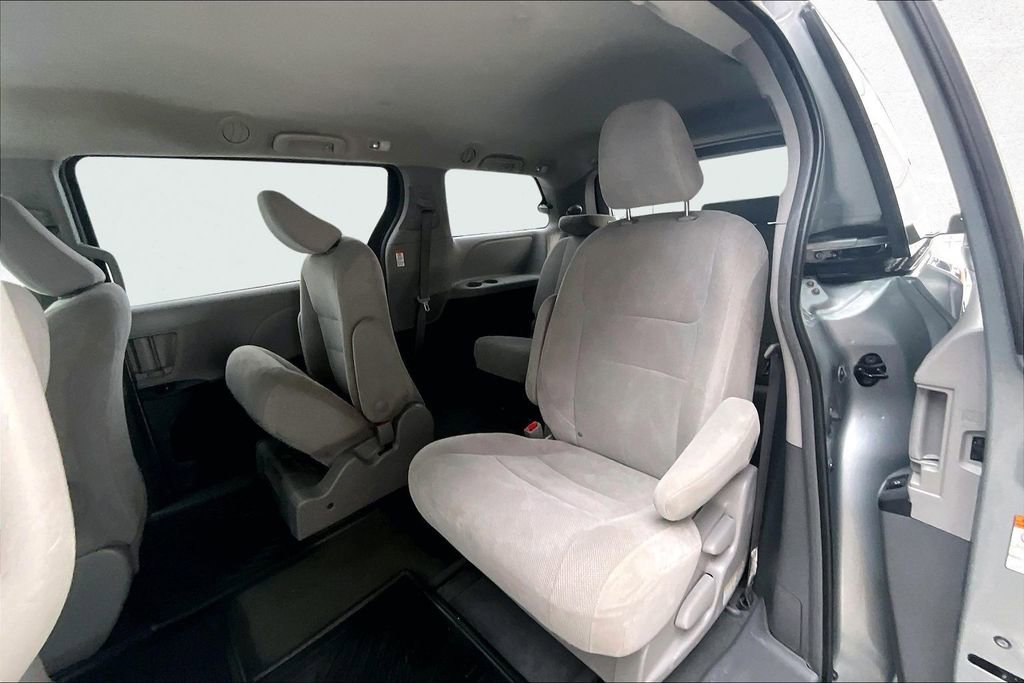Used 2019 Toyota Sienna L image 21