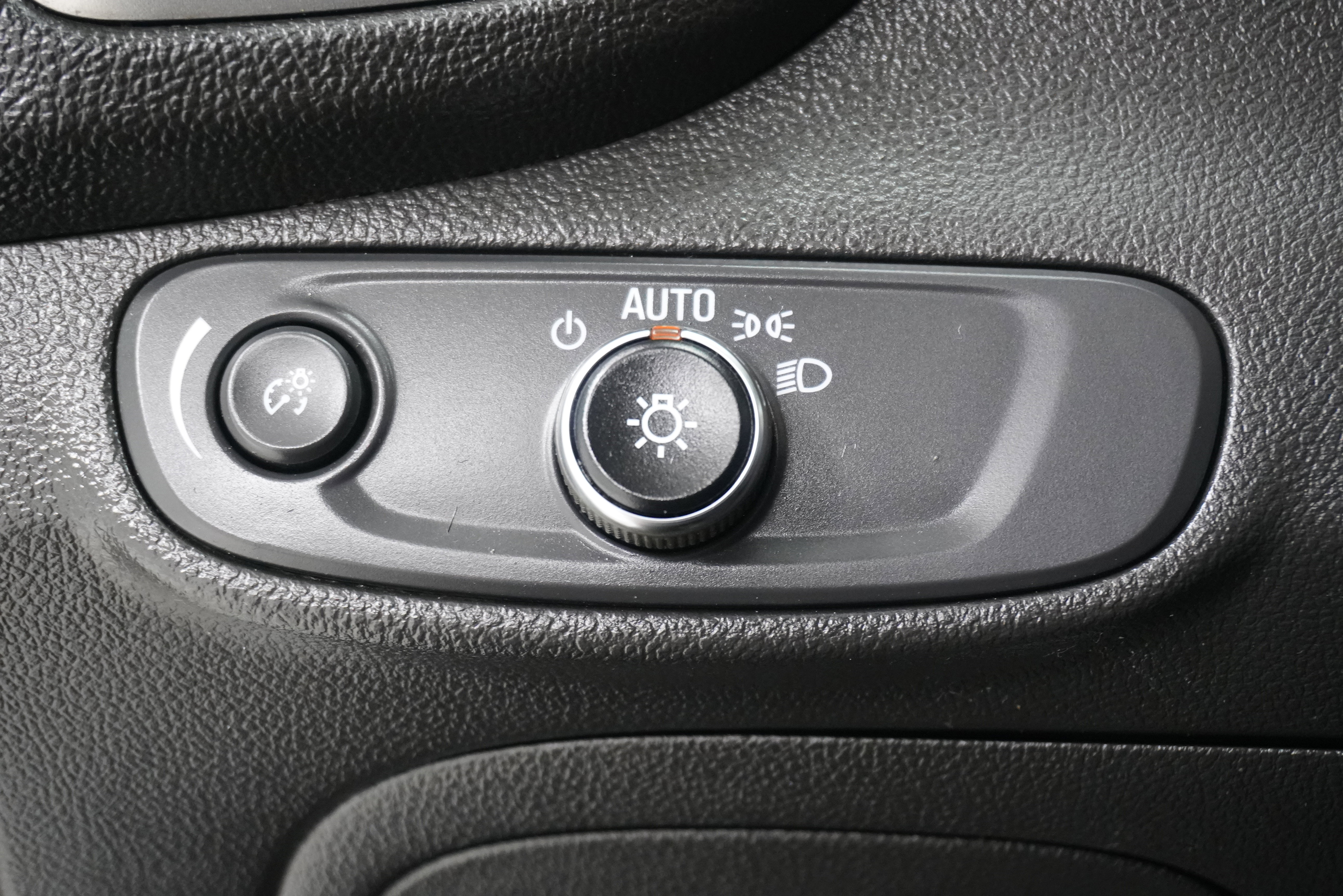 Used 2020 Chevrolet Trax LT w/ LT Convenience Package image 20