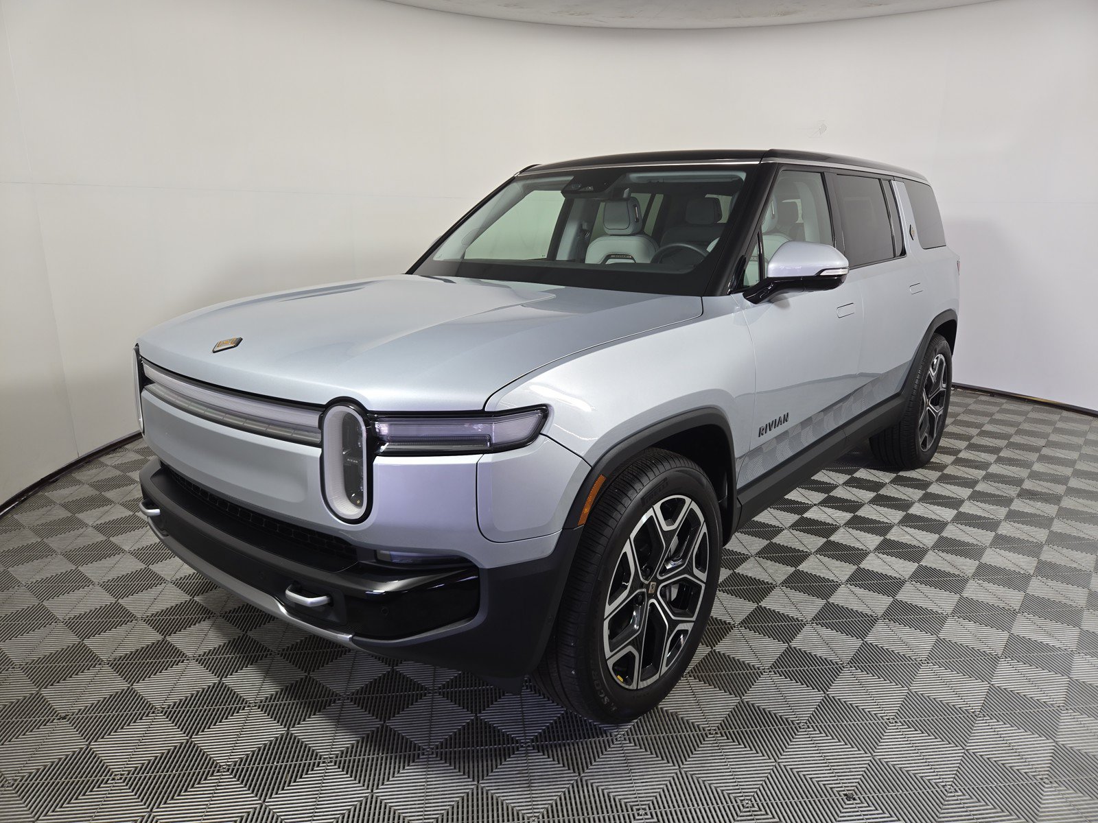 Used 2025 Rivian R1S Adventure