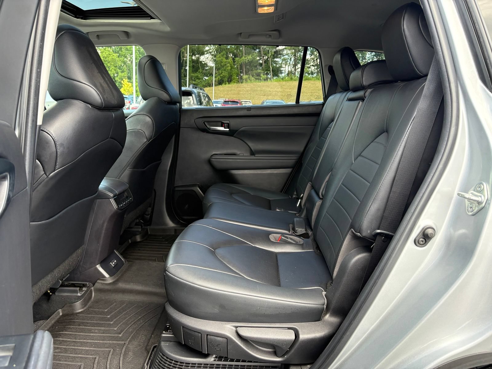 Used 2023 Toyota Highlander XLE AWD/4WD image 32