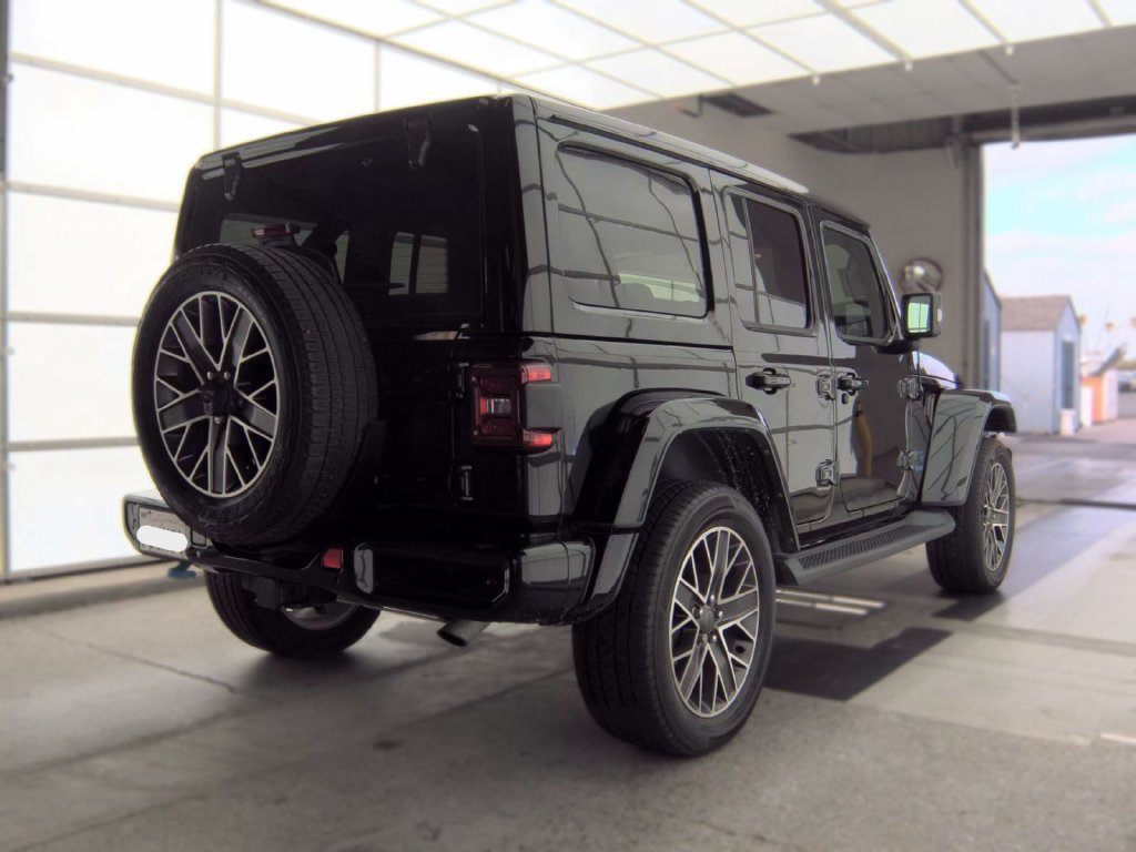 Used 2022 Jeep Wrangler Unlimited Sahara AWD/4WD image 2