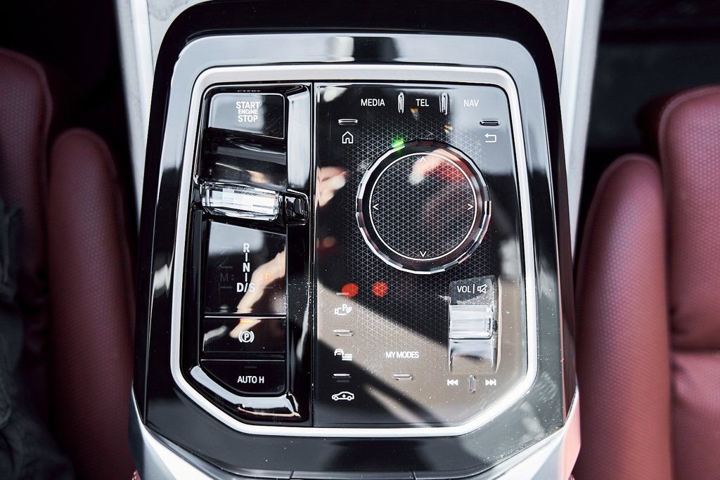 Used 2025 BMW 760i xDrive w/ Premium Package image 70