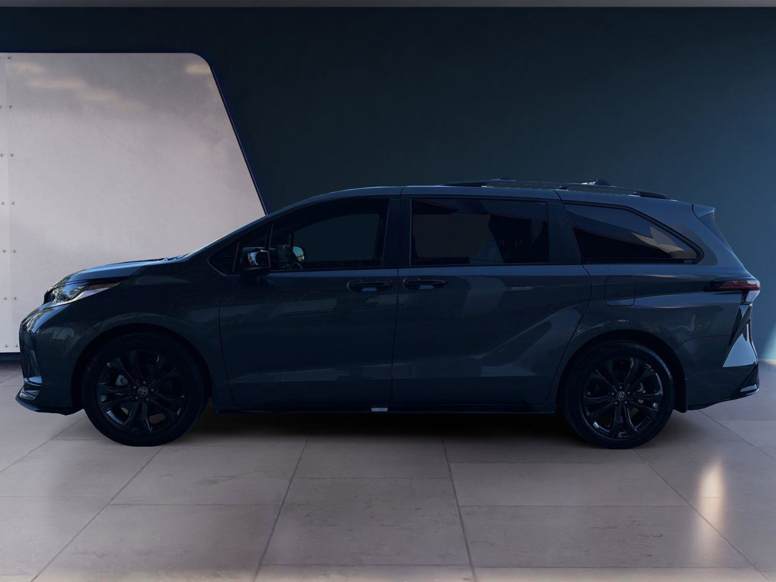 Used 2025 Toyota Sienna XSE w/ XSE Plus Package image 2