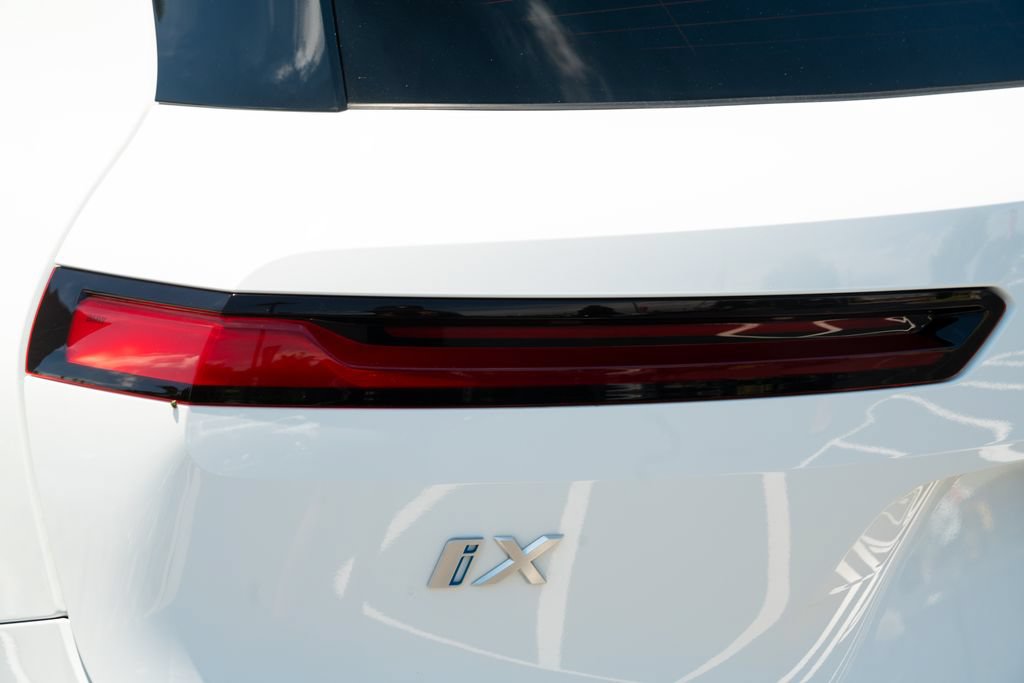 Used 2024 BMW iX xDrive50 w/ Premium Package AWD/4WD image 19