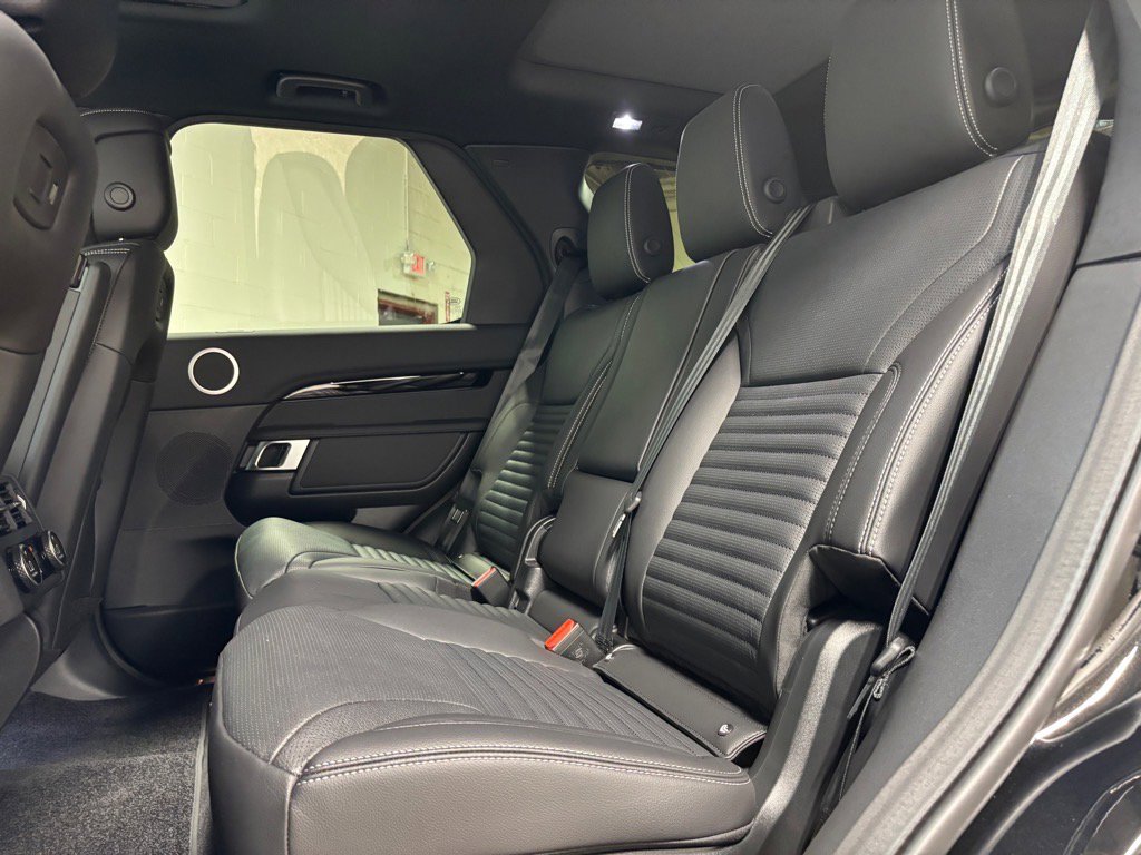 Used 2025 Land Rover Discovery S image 27