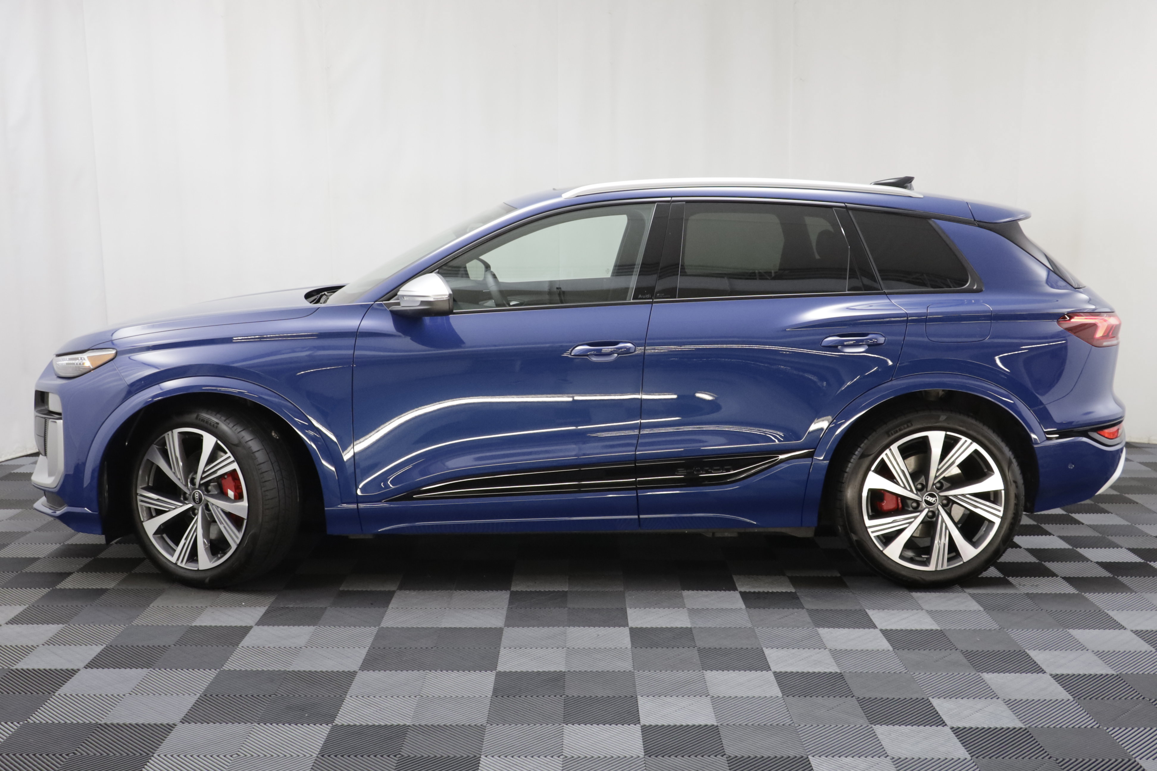 Used 2025 Audi SQ6 e-tron Prestige w/ 21" Wheel Package AWD/4WD image 4