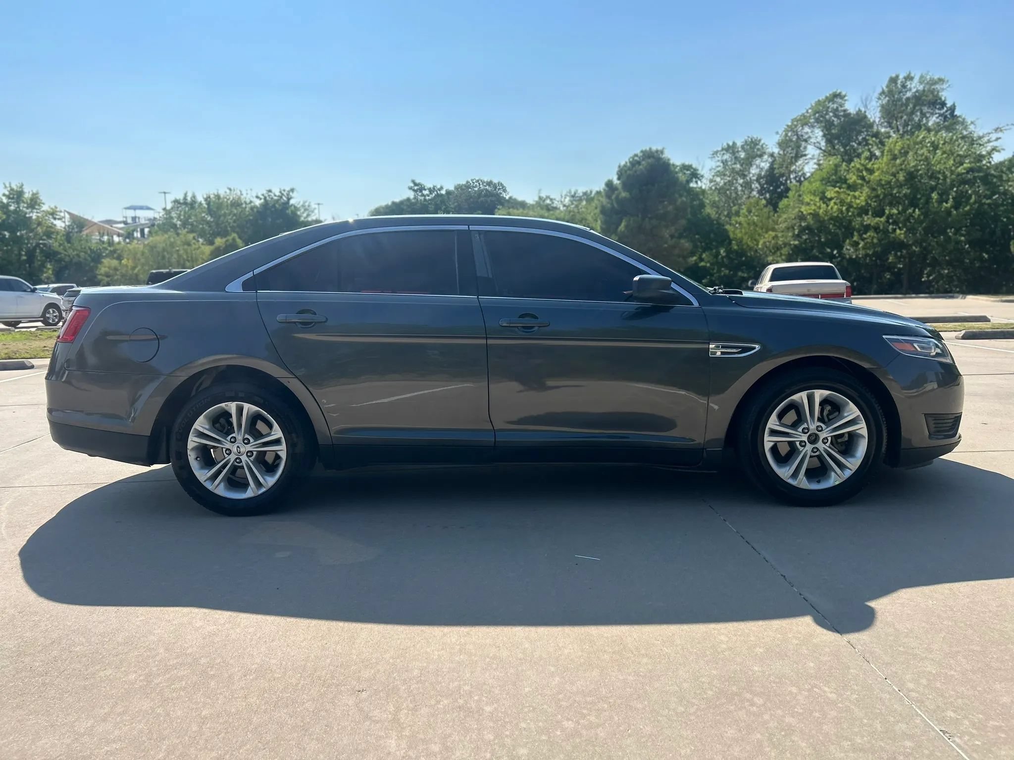 Used 2017 Ford Taurus SE FWD image 5