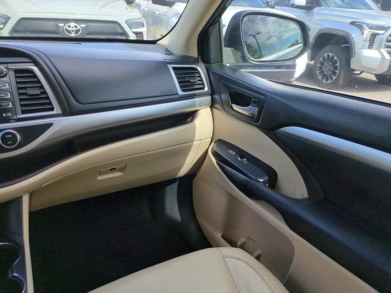 Certified 2016 Toyota Highlander XLE FWD image 17