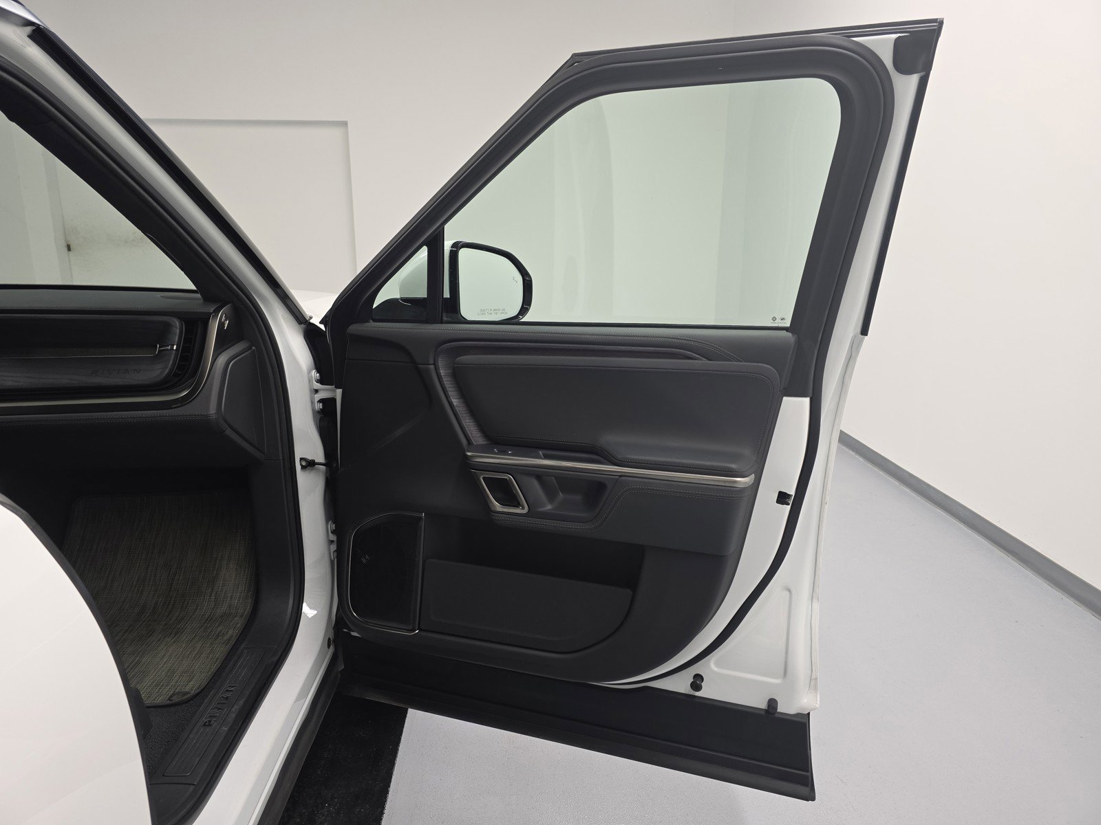 Used 2024 Rivian R1S Adventure AWD/4WD image 18