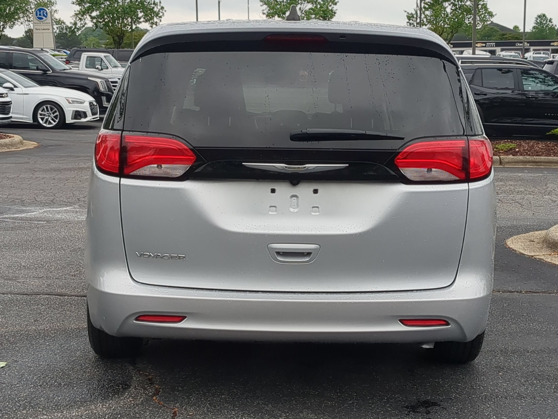 Used 2023 Chrysler Voyager LX FWD image 9