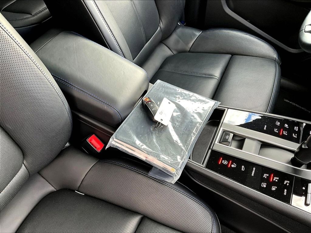 Used 2025 Porsche Macan image 16