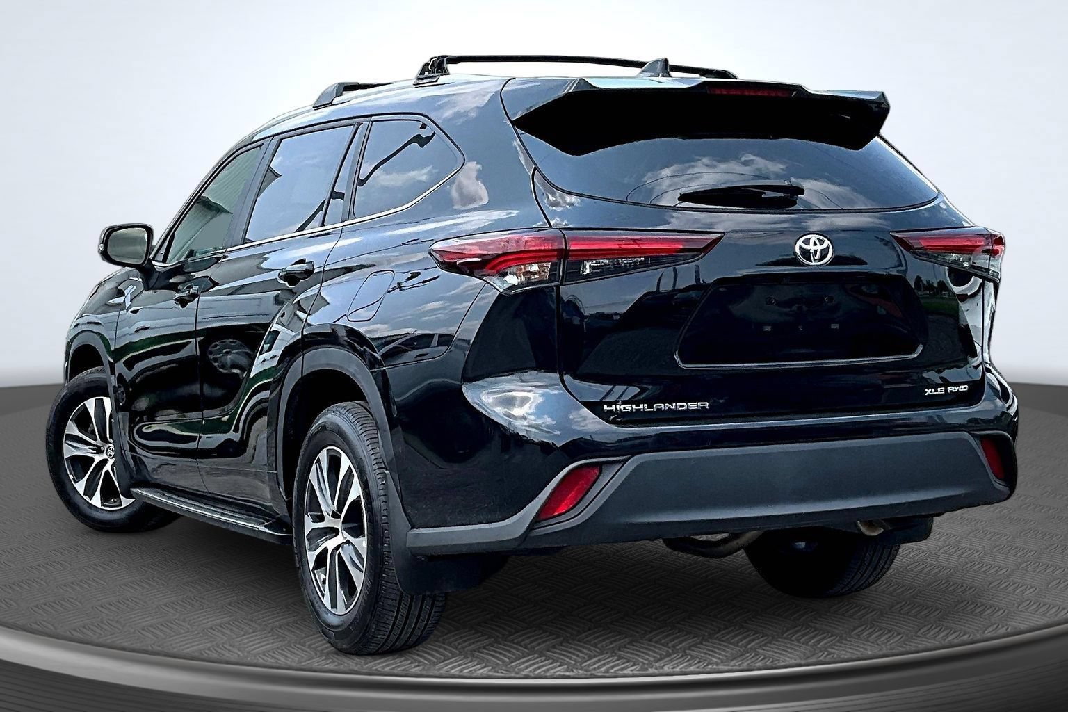 Used 2024 Toyota Highlander XLE AWD/4WD image 3