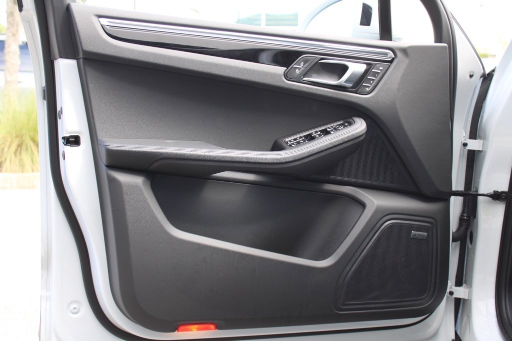 Used 2025 Porsche Macan image 17