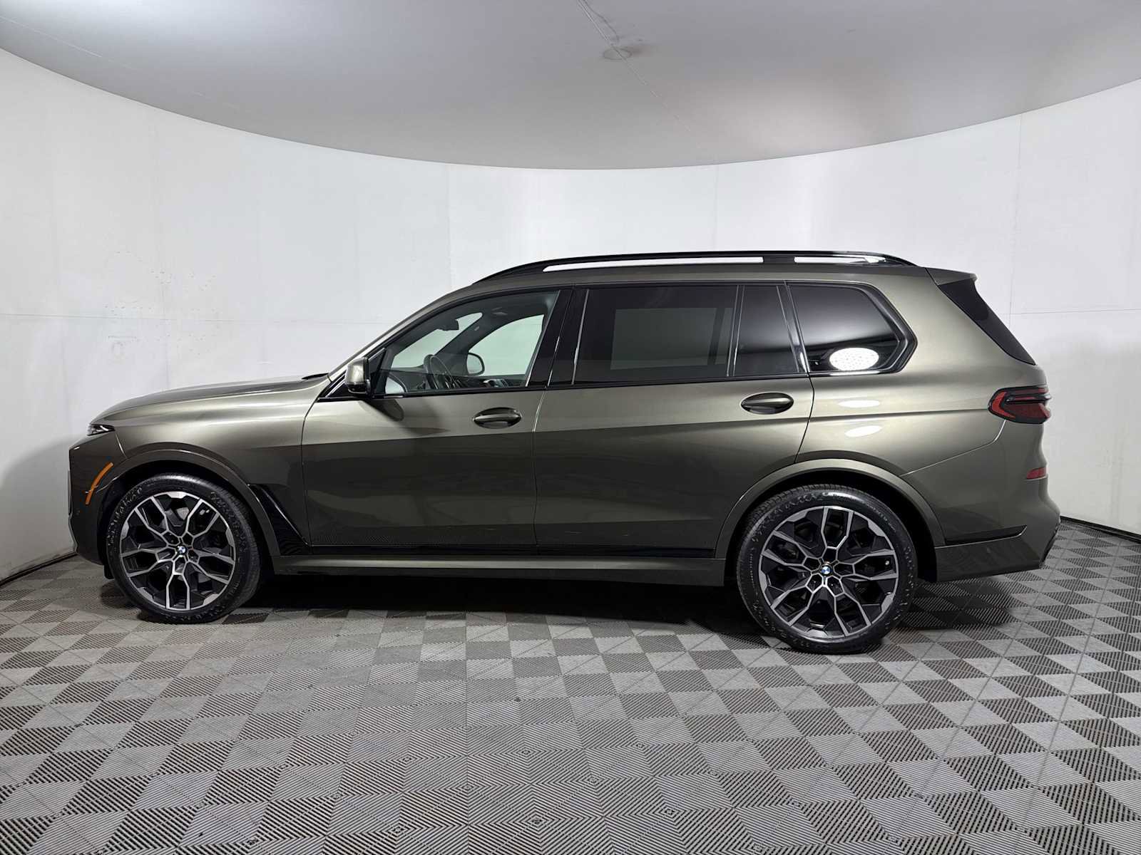 Certified 2024 BMW X7 xDrive40i w/ M Sport Package image 4