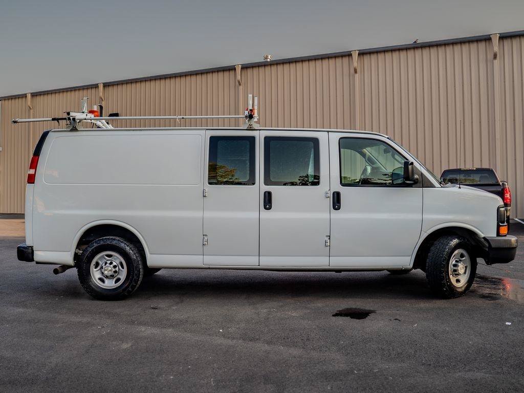 Used 2016 Chevrolet Express 2500 Extended RWD image 2
