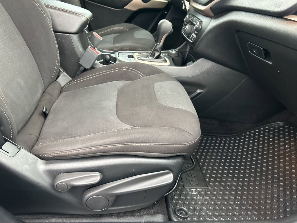 Used 2017 Jeep Cherokee Latitude w/ Cold Weather Group image 17