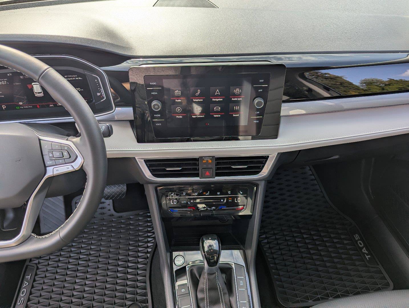 Used 2025 Volkswagen Taos SEL AWD/4WD image 19