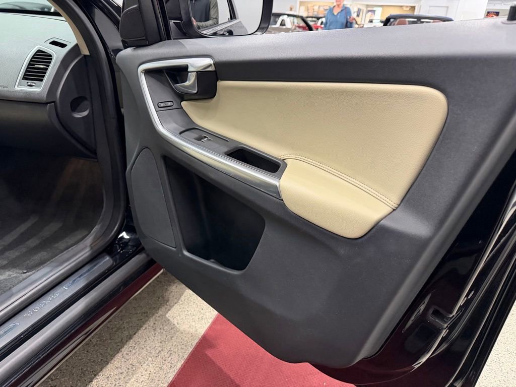 Used 2016 Volvo XC60 T6 w/ Proximity Package AWD/4WD image 26