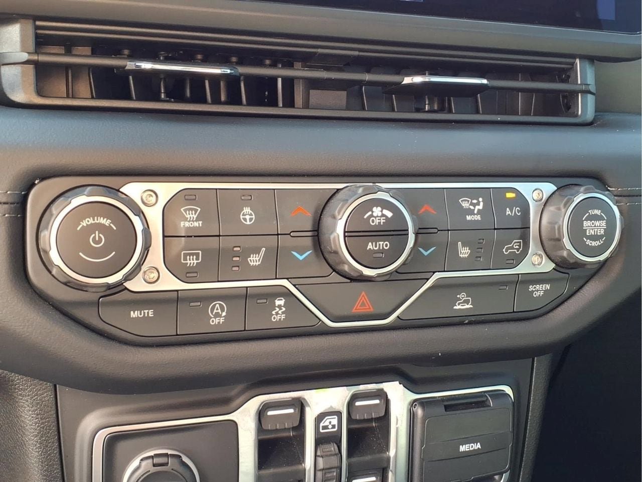 Used 2025 Jeep Gladiator Mojave w/ Convenience Group AWD/4WD image 19