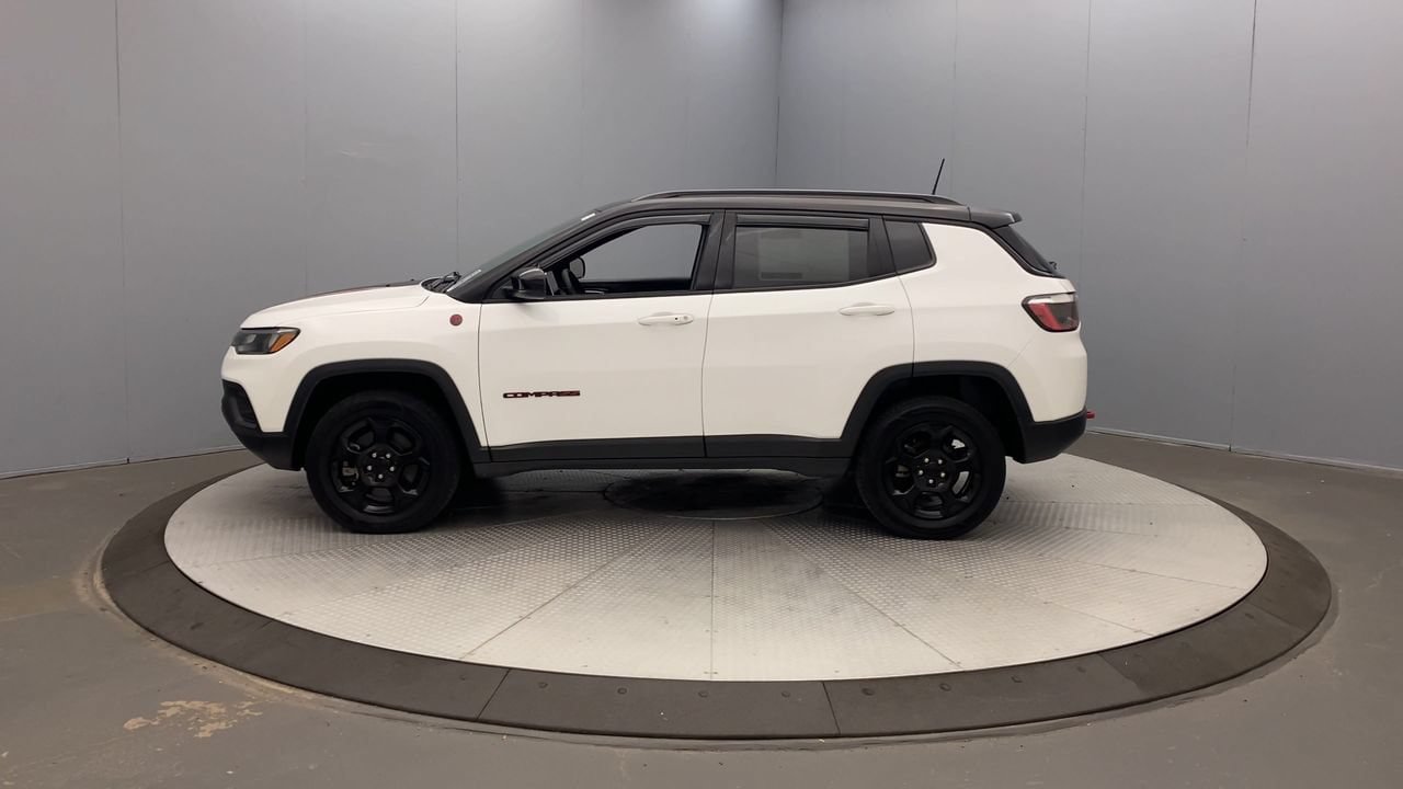 Used 2023 Jeep Compass Trailhawk w/ Trailhawk Convenience Group AWD/4WD image 2