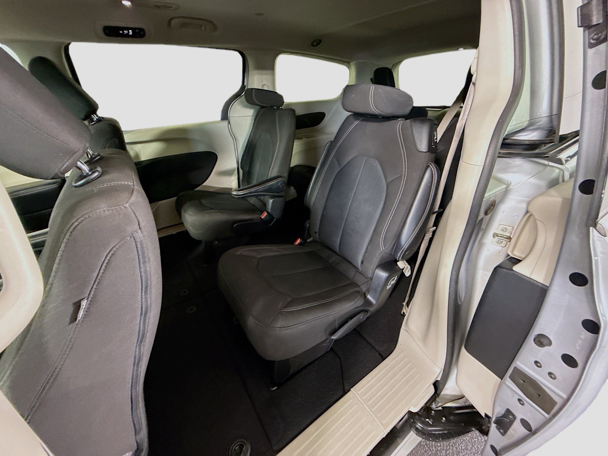 Used 2022 Chrysler Voyager LX FWD image 25