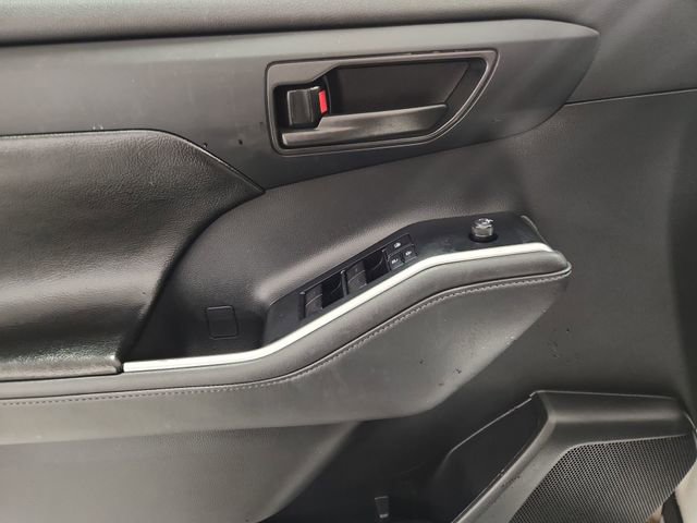 Used 2022 Toyota Highlander L FWD image 21