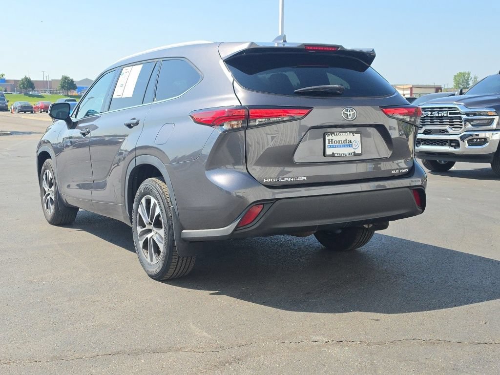 Used 2022 Toyota Highlander XLE AWD/4WD image 5