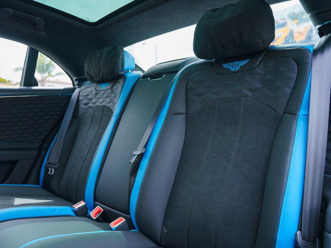 Used 2025 Bentley Flying Spur Plug-In Hybrid image 12