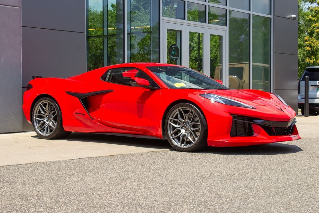 Used 2025 Chevrolet Corvette Z06 RWD image 3