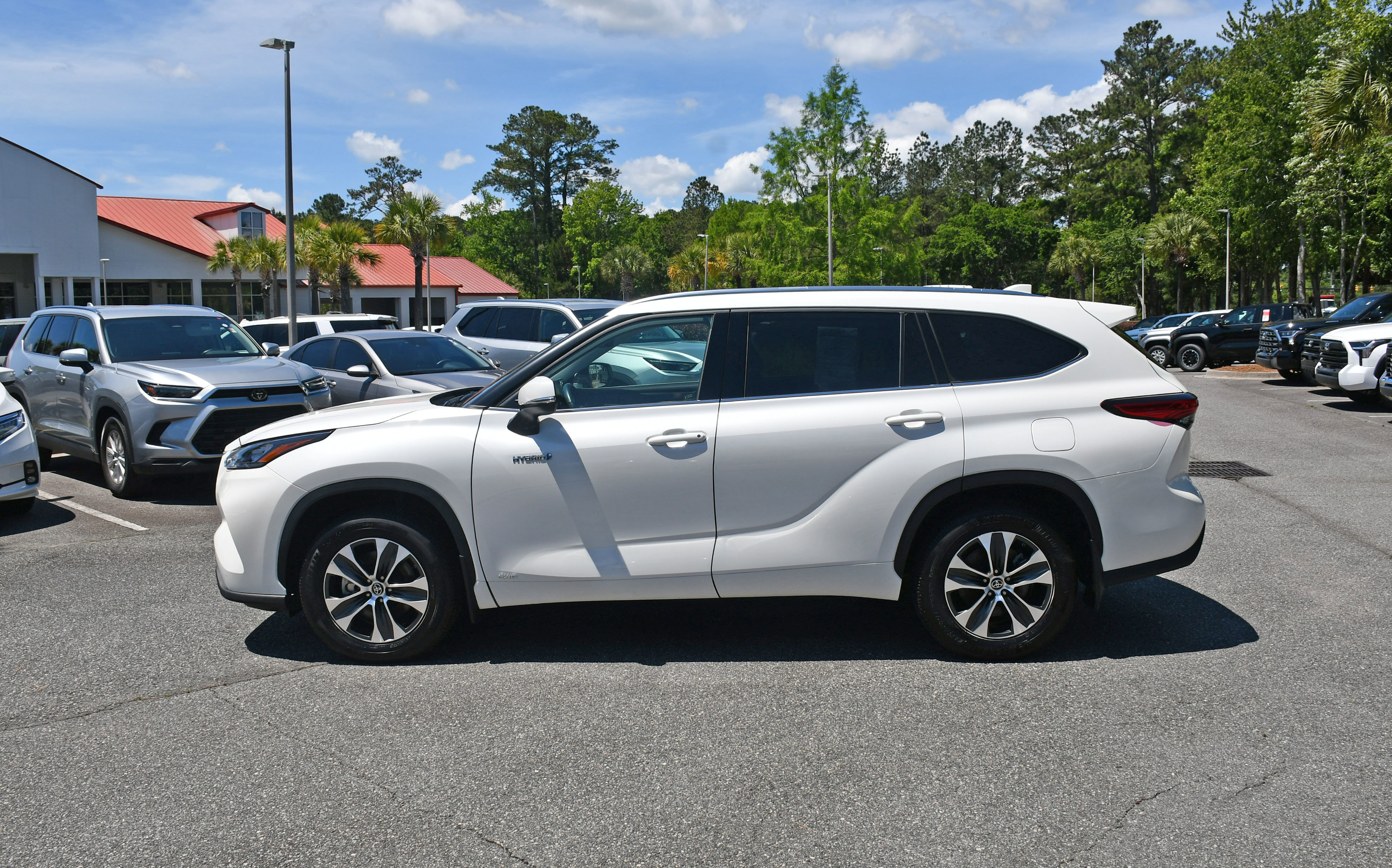 Certified 2020 Toyota Highlander XLE AWD/4WD image 2
