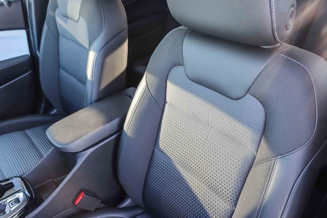 Used 2025 Chevrolet Trax LT w/ LT Convenience Package image 27