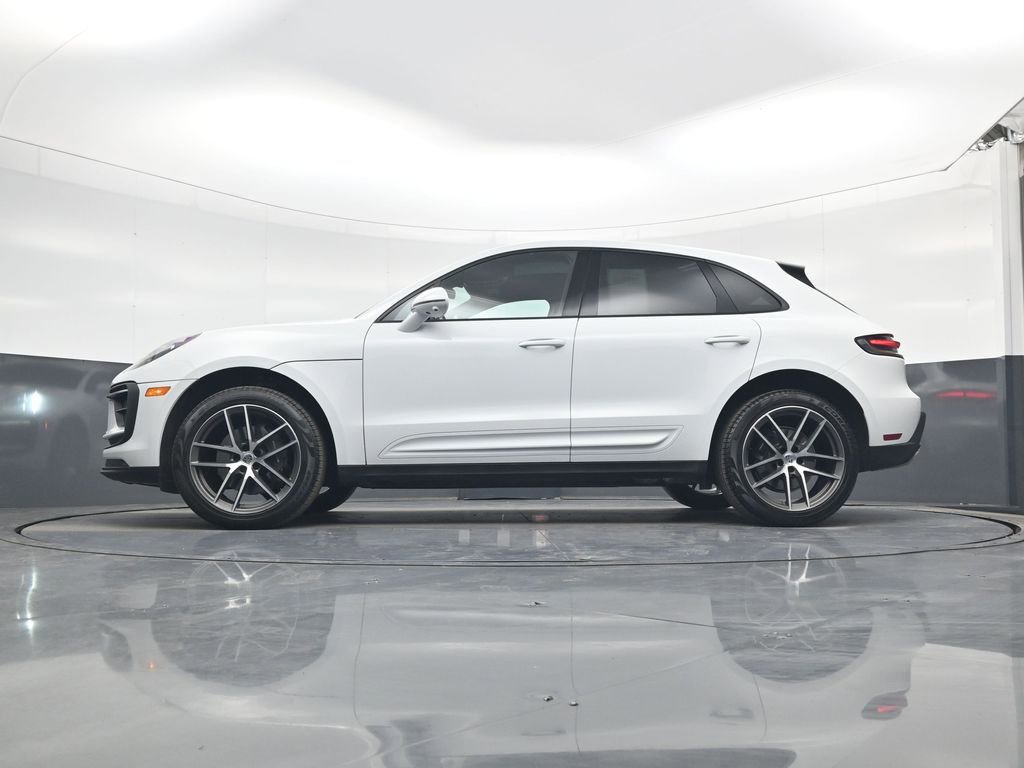 Used 2025 Porsche Macan AWD/4WD image 24