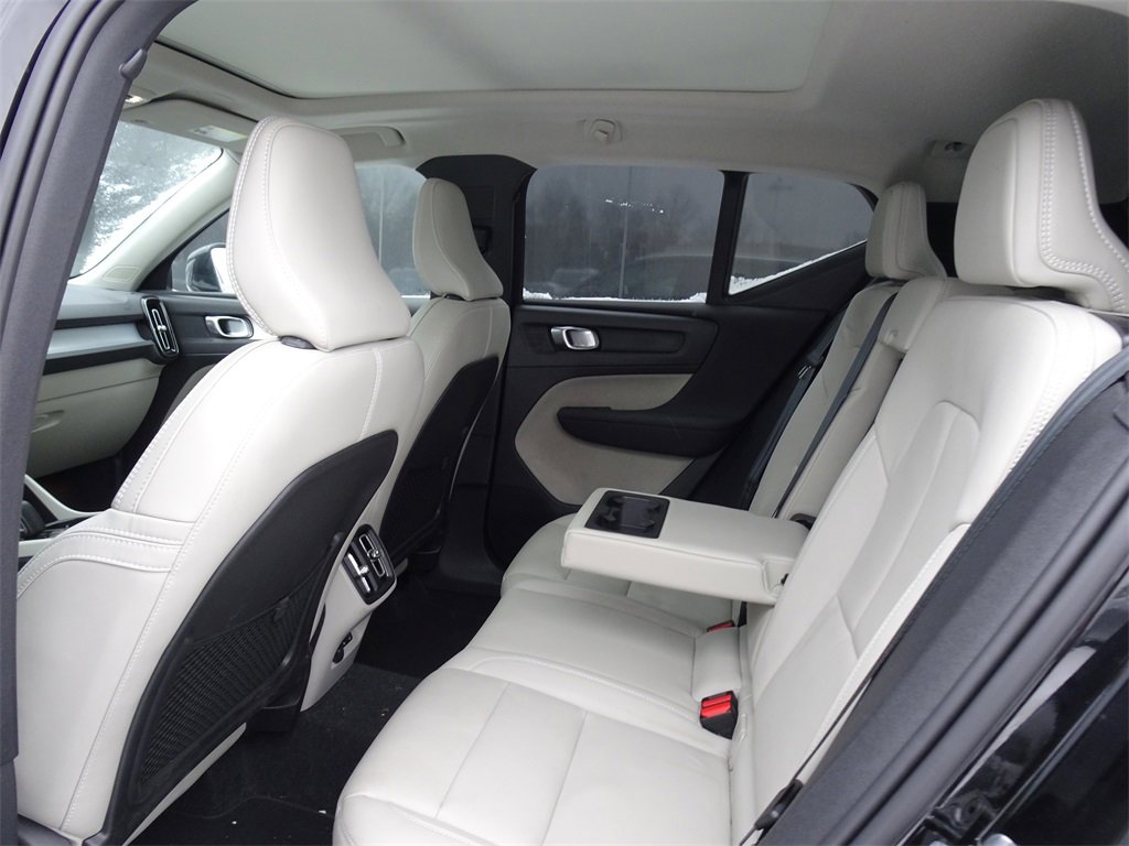 Used 2021 Volvo XC40 T5 Momentum w/ Premium Package image 6