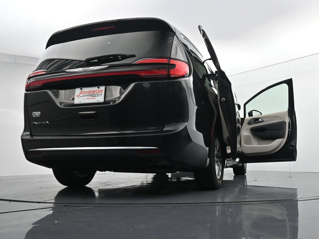 Used 2023 Chrysler Pacifica Touring-L FWD image 44