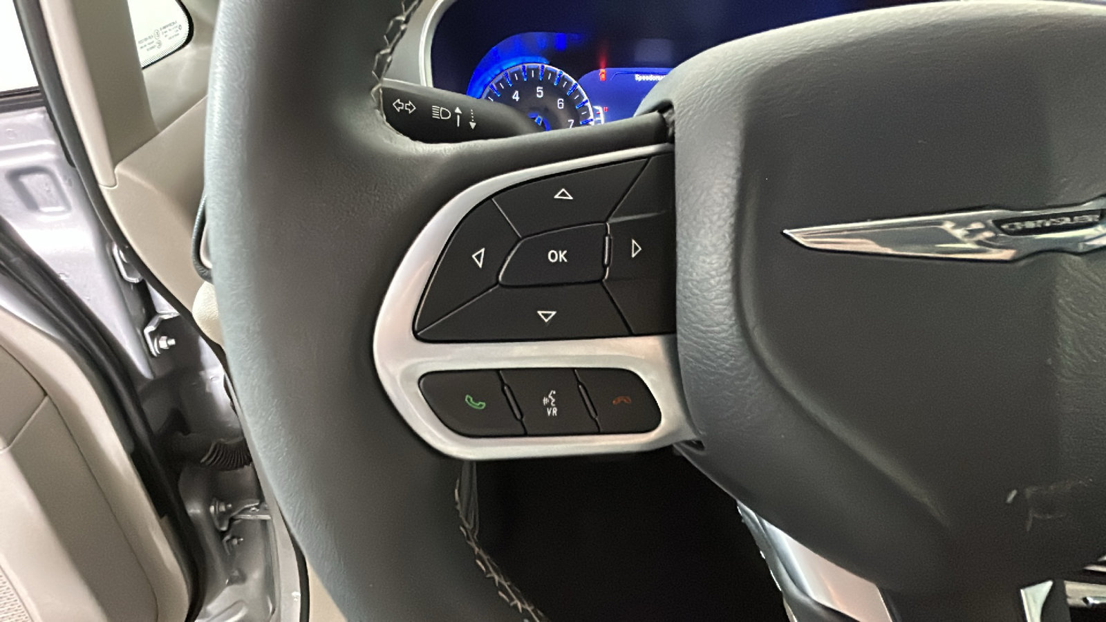 Used 2024 Chrysler Pacifica Touring-L AWD/4WD image 18