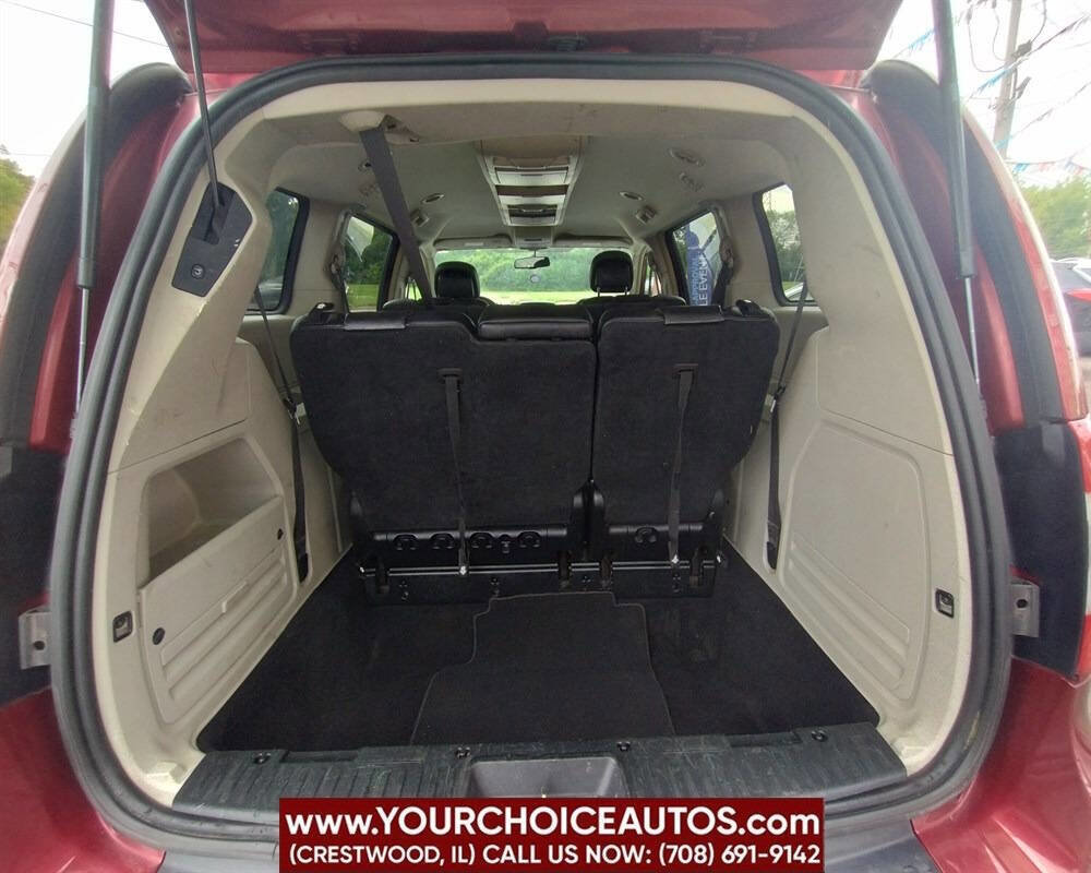 Used 2015 Chrysler Town & Country Touring image 10